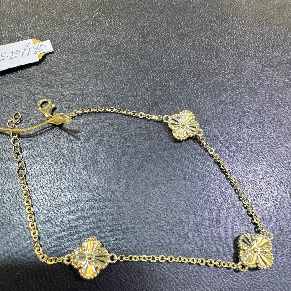 14KT Gold Clover Bracelet. NEW